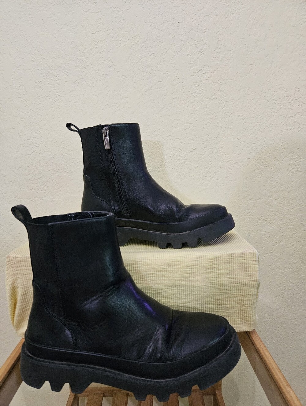 Vince camuto black leather side zip Lug sole ankle boots. Sz 6.5